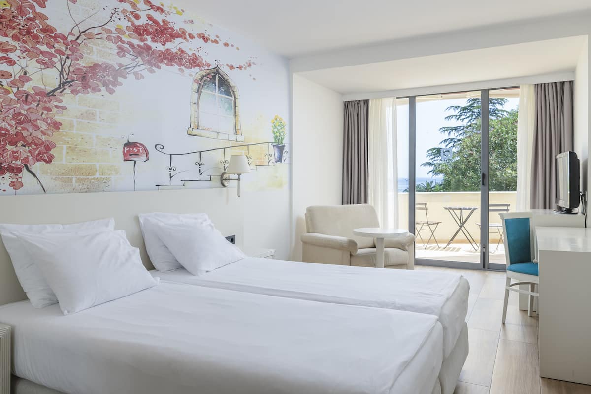 double room, sea view | 1 bedroom, in-room safe, individually decorated, individually furnished