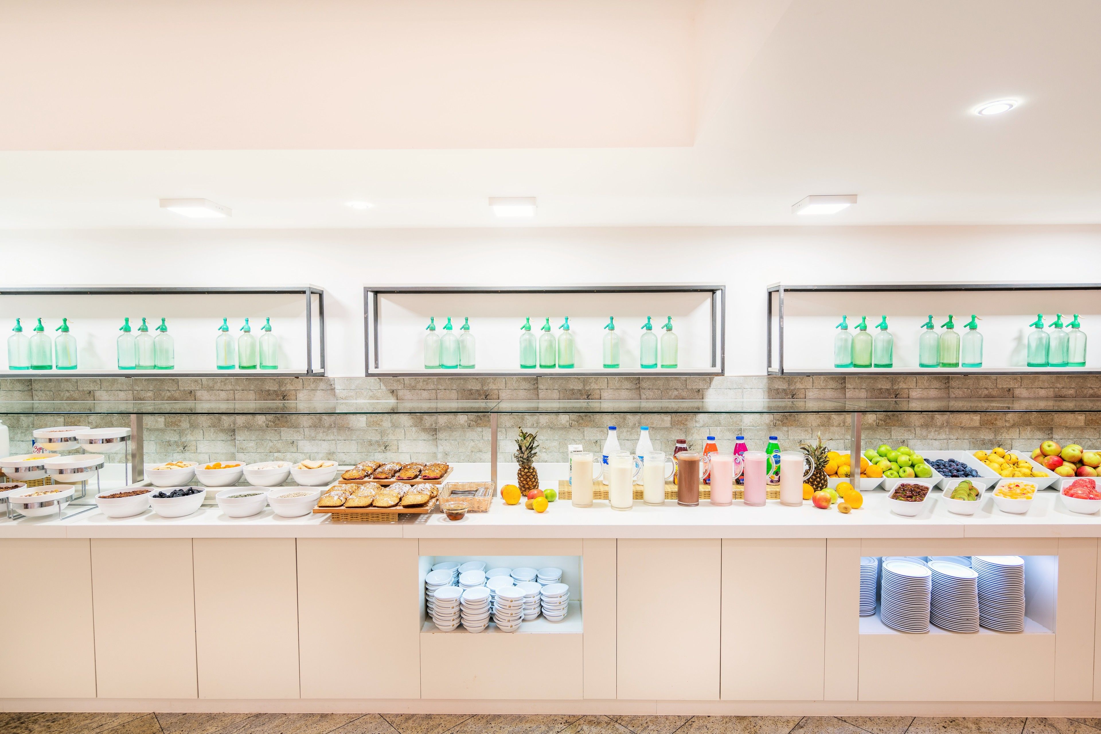 Un bufé con diversos alimentos y bebidas.