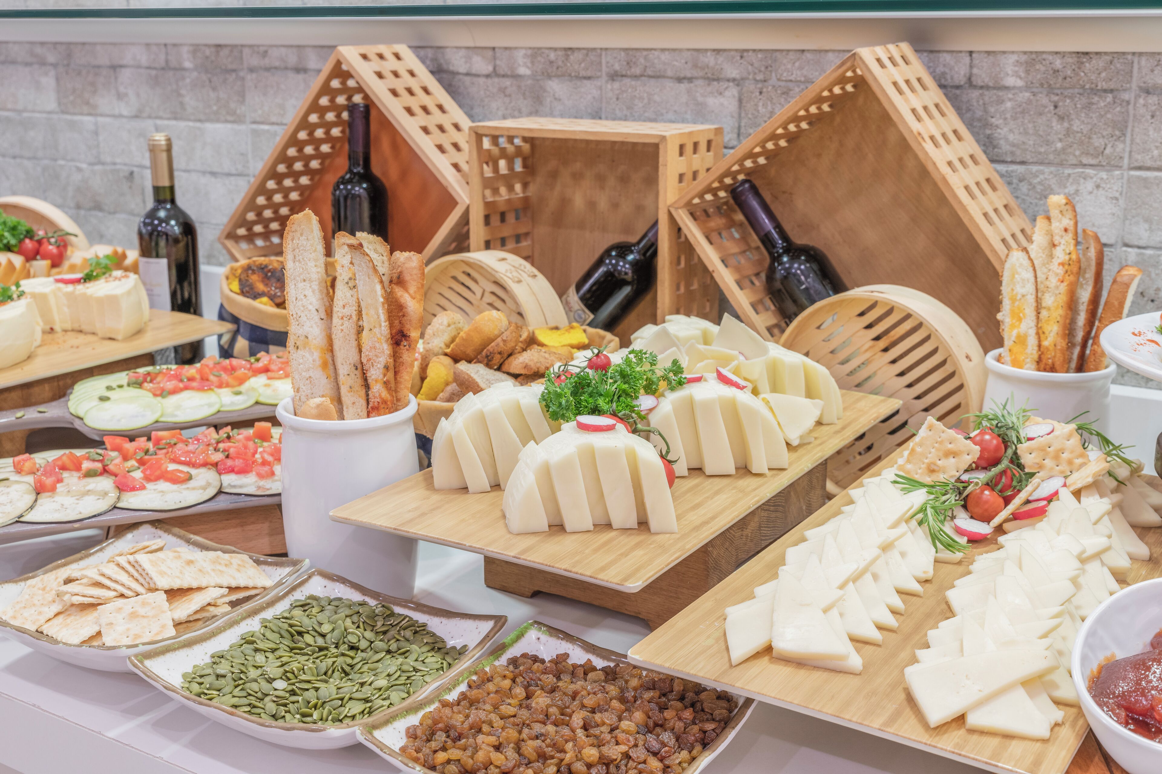 Ein Buffet mit verschiedenen Käsesorten, Brot und Obst.