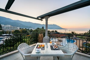 3 间餐厅,供应早餐、午餐和晚餐,地方菜