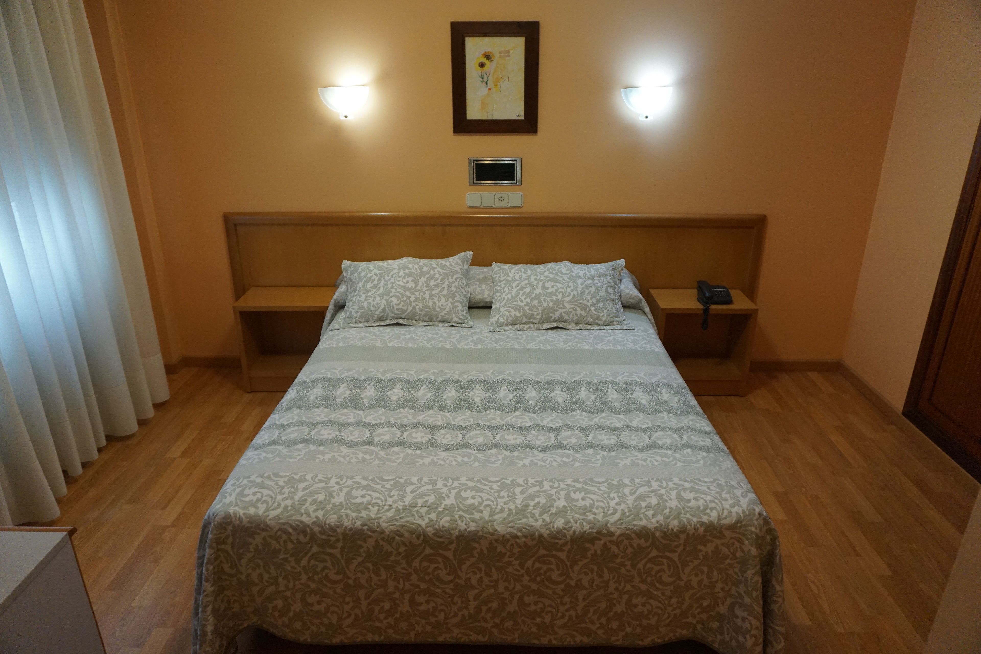 Double Room Single Use | Living room | 40-inch flat-screen TV with cable channels, TV, DVD player