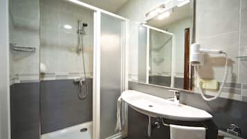 Een douche, gratis toiletartikelen, een haardroger, handdoeken