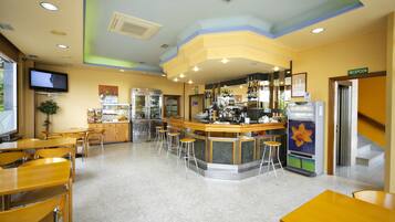 Breakfast (EUR 5 per person)