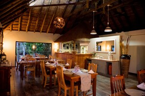 Daily full breakfast (ZAR 150 per person) - De Old Drift Guest Farm (Addo)