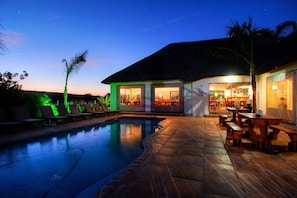 Outdoor pool, pool umbrellas - De Old Drift Guest Farm (Addo)