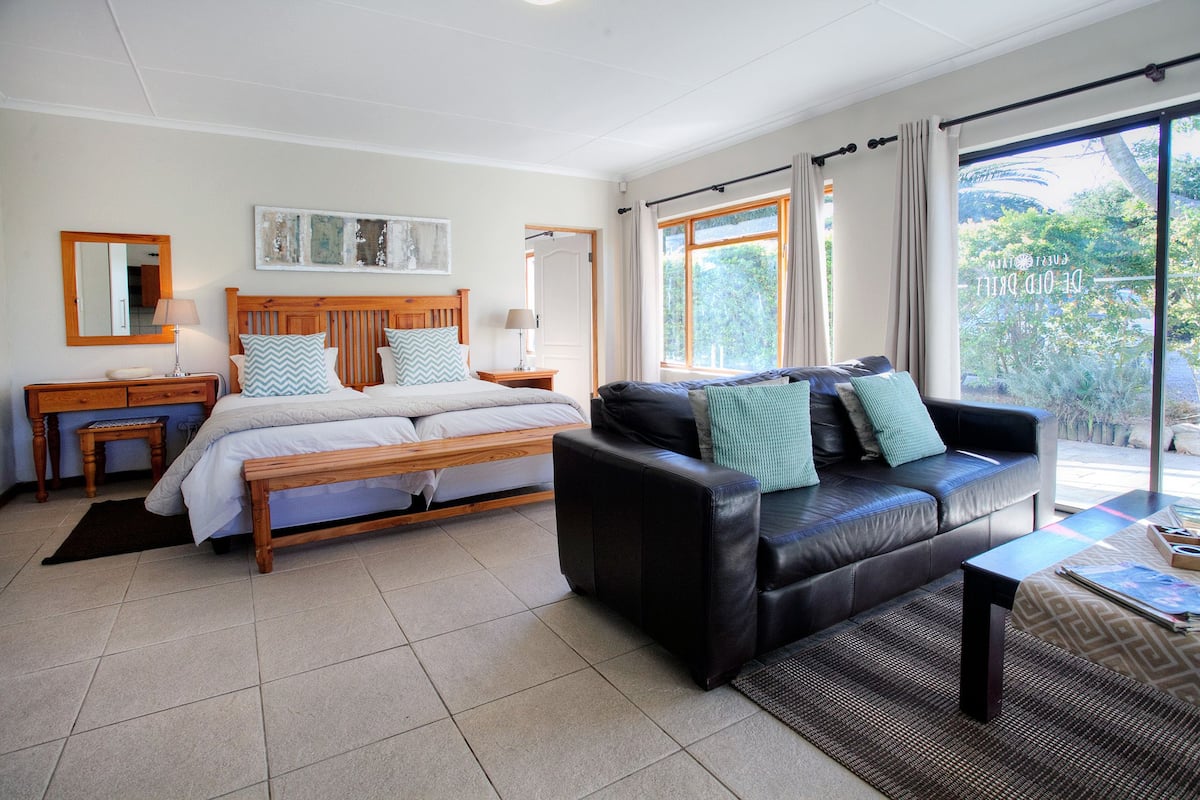 Family Suite (6 sleep) | In-room safe, individually decorated, individually furnished