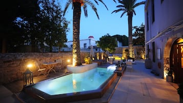 Piscine extérieure, parasols de plage, chaises longues