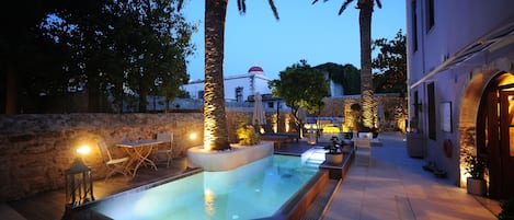 Piscine extérieure, parasols de plage, chaises longues