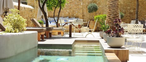 Hồ bơi ngoài trời, dù/ô trên bãi biển/hồ bơi, ghế dài tắm nắng