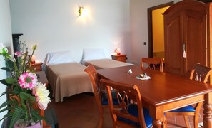 Minibar, caja de seguridad en la habitación y escritorio 