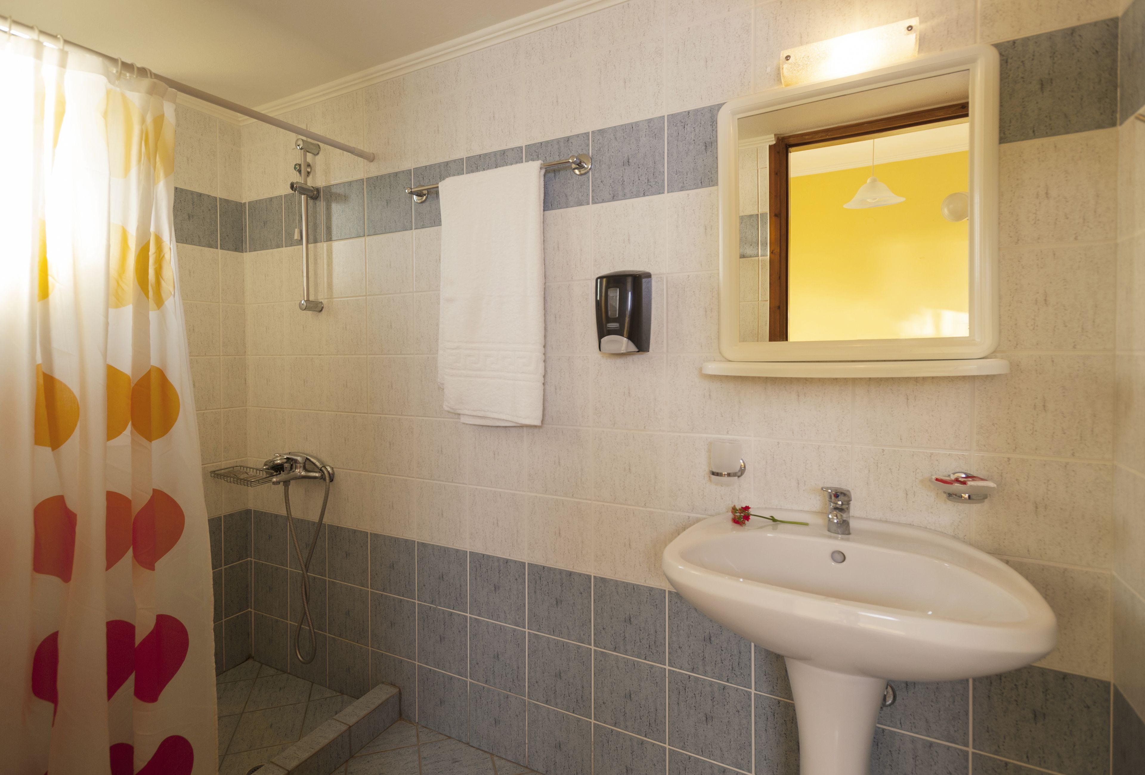 standard room, sea view | bathroom | hair dryer, shampoo