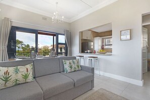 BOUGANVILLE 3 BEDROOM 2 BATHROOM APARTMENT | Hypo-allergenic bedding, memory foam beds, in-room safe, soundproofing - Star Holiday Apartments (Cape Town)