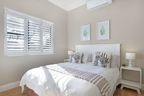 BOUGANVILLE 3 BEDROOM 2 BATHROOM APARTMENT | Hypo-allergenic bedding, memory foam beds, in-room safe, soundproofing - Star Holiday Apartments (Cape Town)