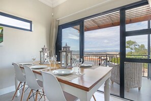 BOUGANVILLE 3 BEDROOM 2 BATHROOM APARTMENT | 저자극성 침구, 메모리폼 침대, 객실 내 금고, 방음 설비