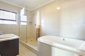 Hypo-allergenic bedding, memory foam beds, in-room safe, soundproofing - Star Holiday Apartments (Cape Town)