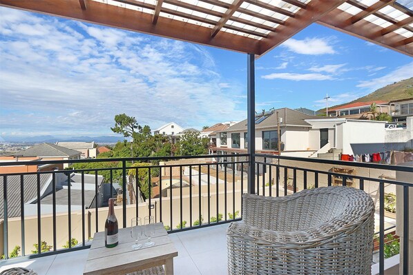 BOUGANVILLE 3 BEDROOM 2 BATHROOM APARTMENT | Hypo-allergenic bedding, memory foam beds, in-room safe, soundproofing - Star Holiday Apartments (Cape Town)