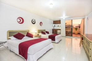 家庭客房, 私人浴室 | 迷你吧、客房內保險箱、隔音、免費無線上網