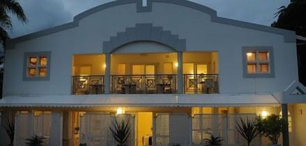 Um edifício de dois andares com uma varanda no andar superior.