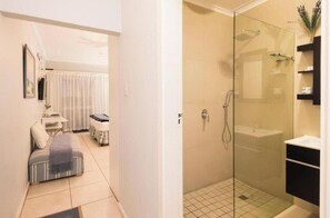 In-room safe, free WiFi - Flamingo Rocks (Umhlanga)