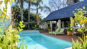 Outdoor pool, pool umbrellas, pool loungers - Northcliff Manor Guest House (Randburg)