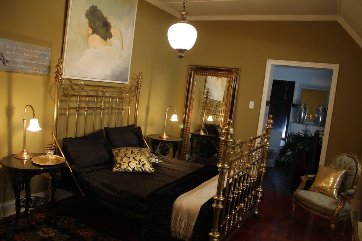 Room (Gold) | Minibar, in-room safe, soundproofing, free WiFi