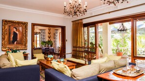 Lobby sitting area - Northcliff Manor Guest House (Randburg)