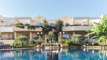 Kolam renang outdoor, dengan payung kolam renang dan kursi berjemur