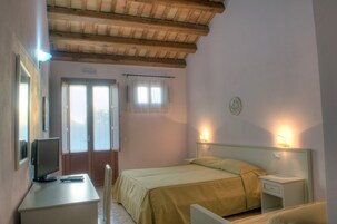 Copriletto in piuma, una scrivania, postazione laptop, Wi-Fi gratuito