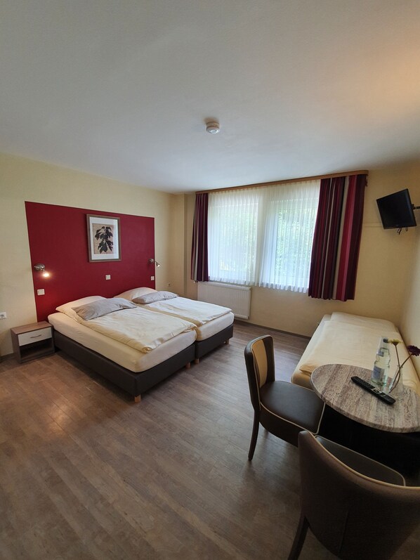 Individuell dekoriert, Schreibtisch, schallisolierte Zimmer, Babybetten