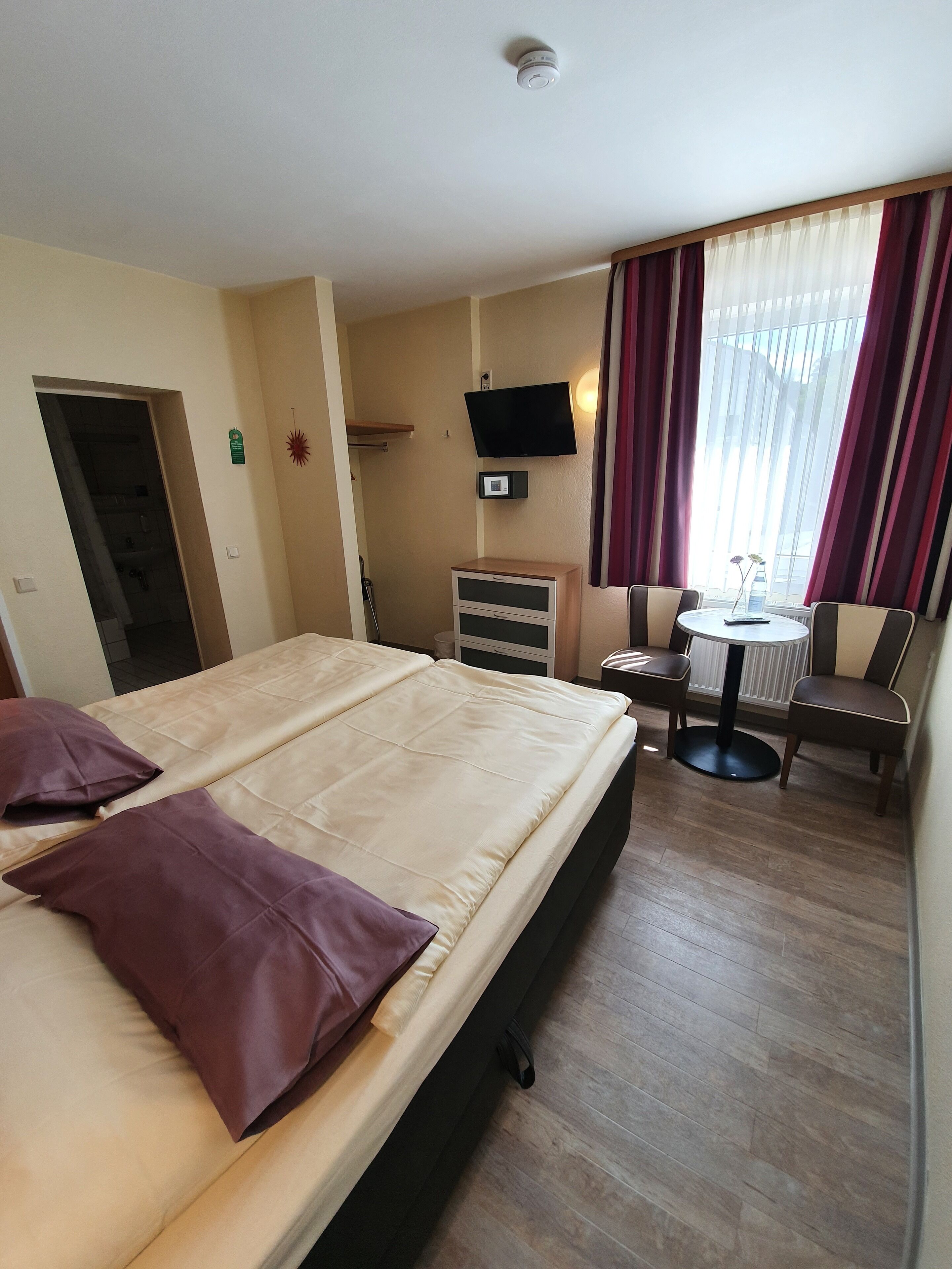 double room | individually decorated, desk, soundproofing, cots/infant beds