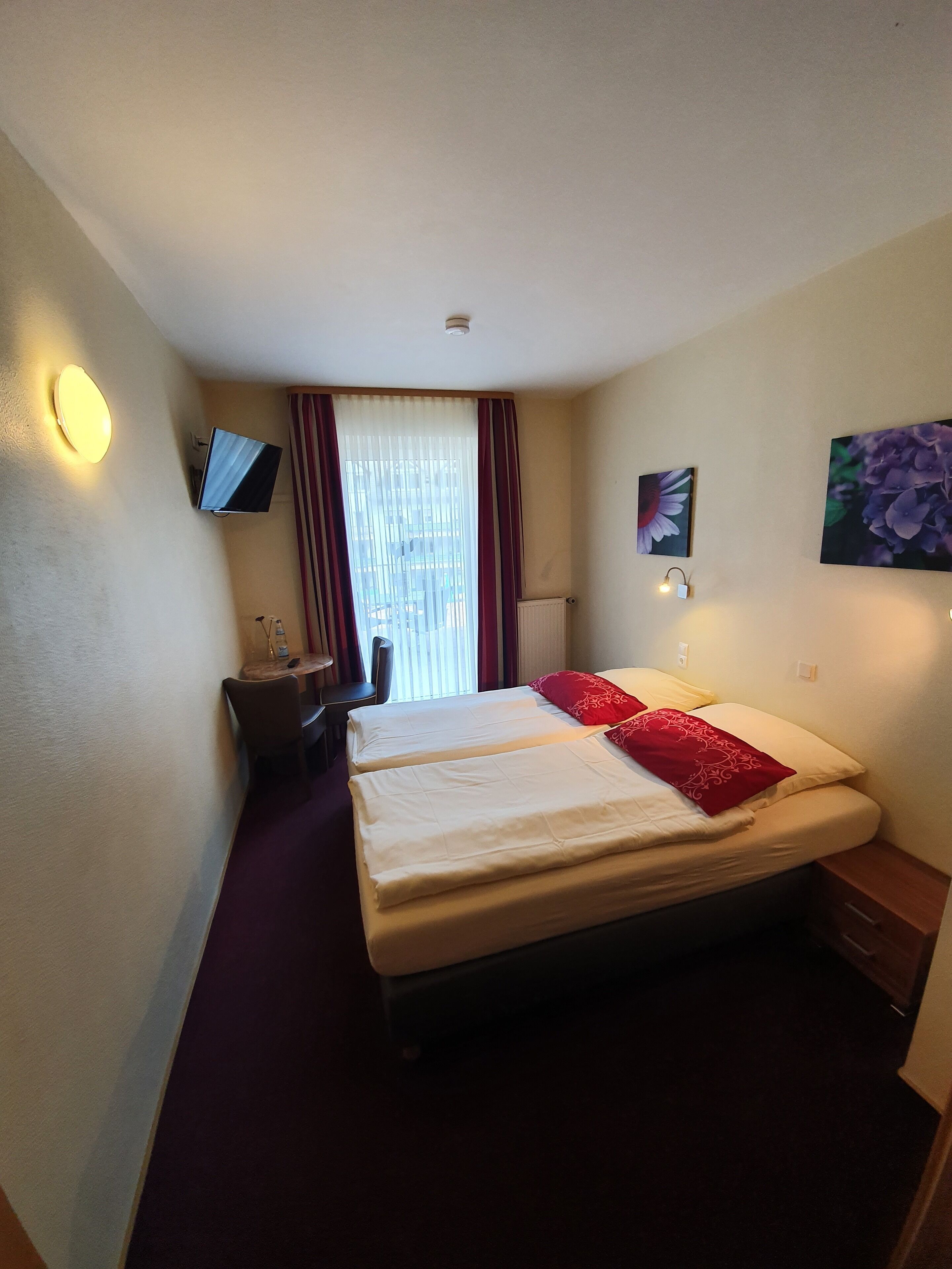 double room | individually decorated, desk, soundproofing, cots/infant beds