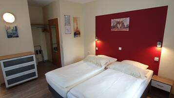 Doppelzimmer | Individuell dekoriert, Schreibtisch, schallisolierte Zimmer, Babybetten