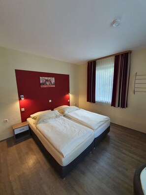 Double Room | Individually decorated, desk, soundproofing, cribs/infant beds - Hotel Bergschlößchen (Boppard)