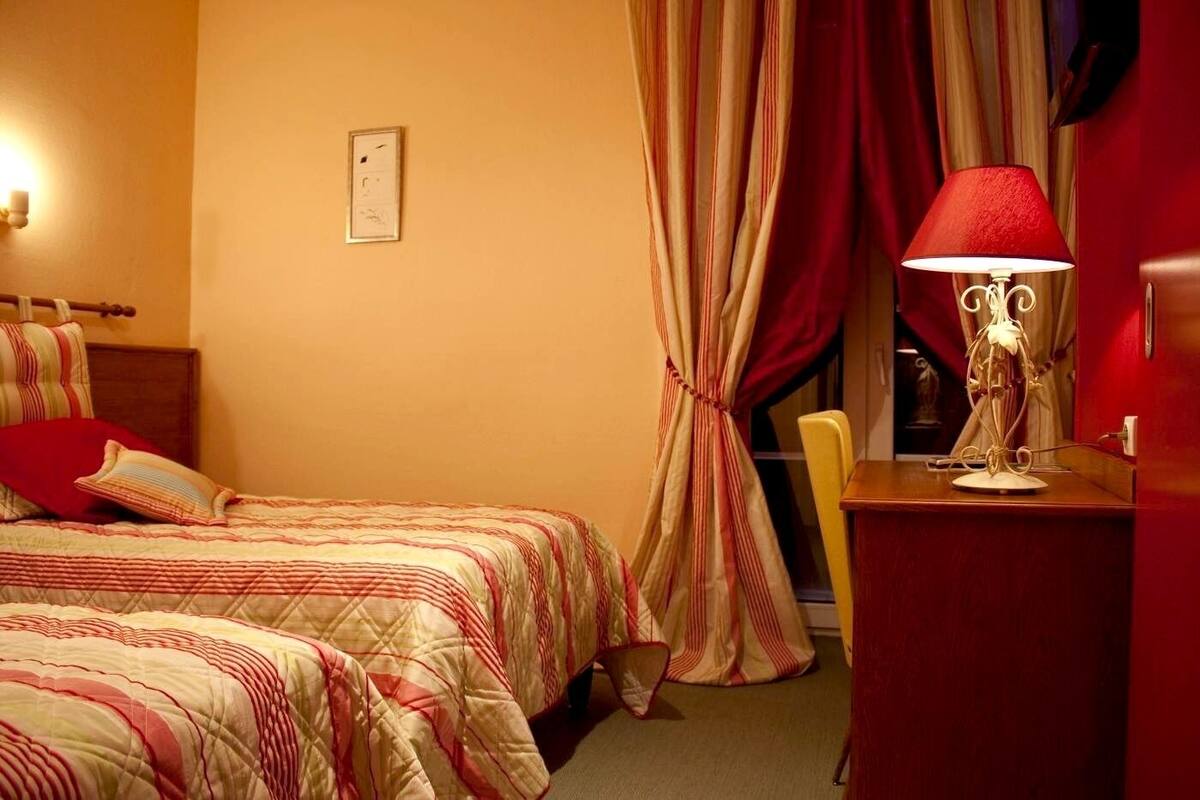 Twin Room | Desk, iron/ironing board (on request), WiFi (free), bed sheets