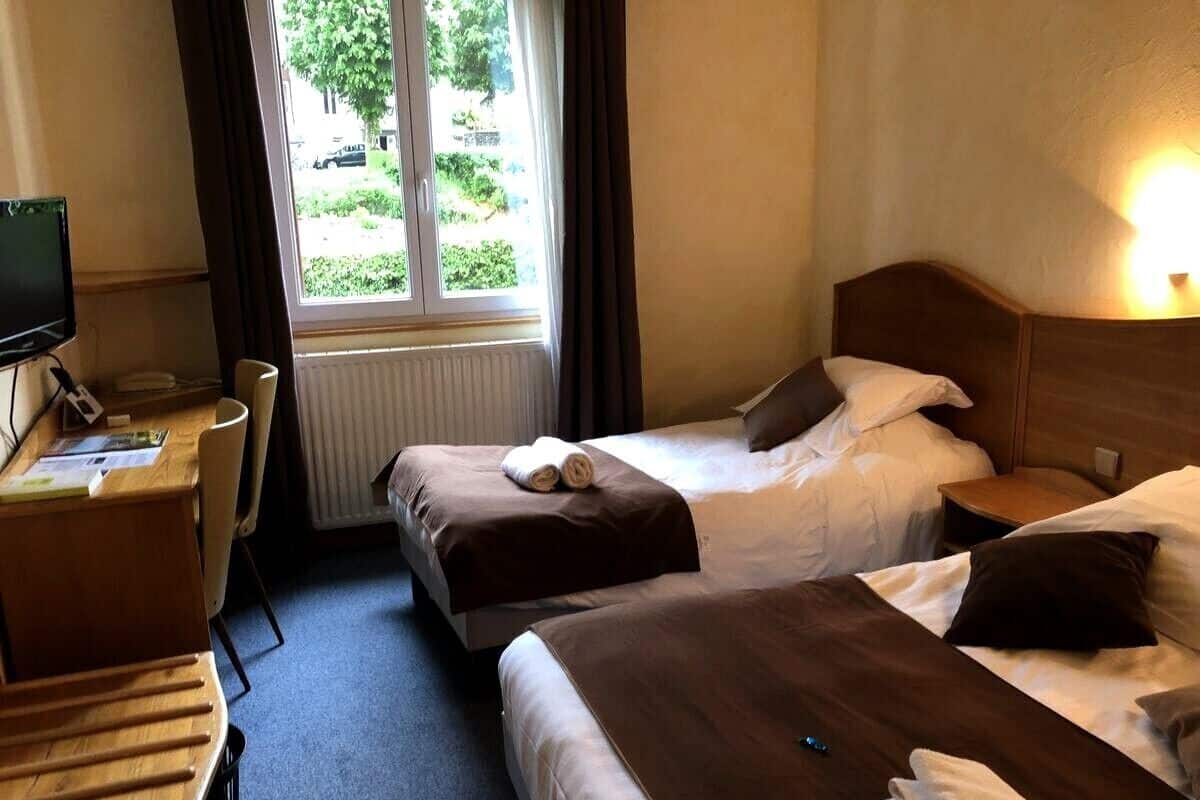 Driepersoonskamer | Een bureau, een strijkplank/strijkijzer, gratis wifi, beddengoed