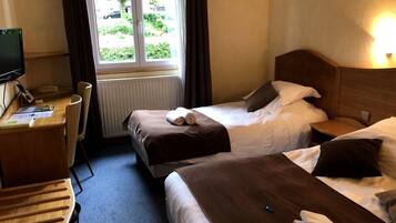 Triple Room | Desk, iron/ironing board, free WiFi, bed sheets