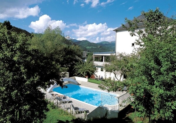 Piscine extérieure, accès possible de 10 h à 20 h, chaises longues