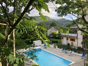 Piscine extérieure, accès possible de 10 h à 20 h, chaises longues