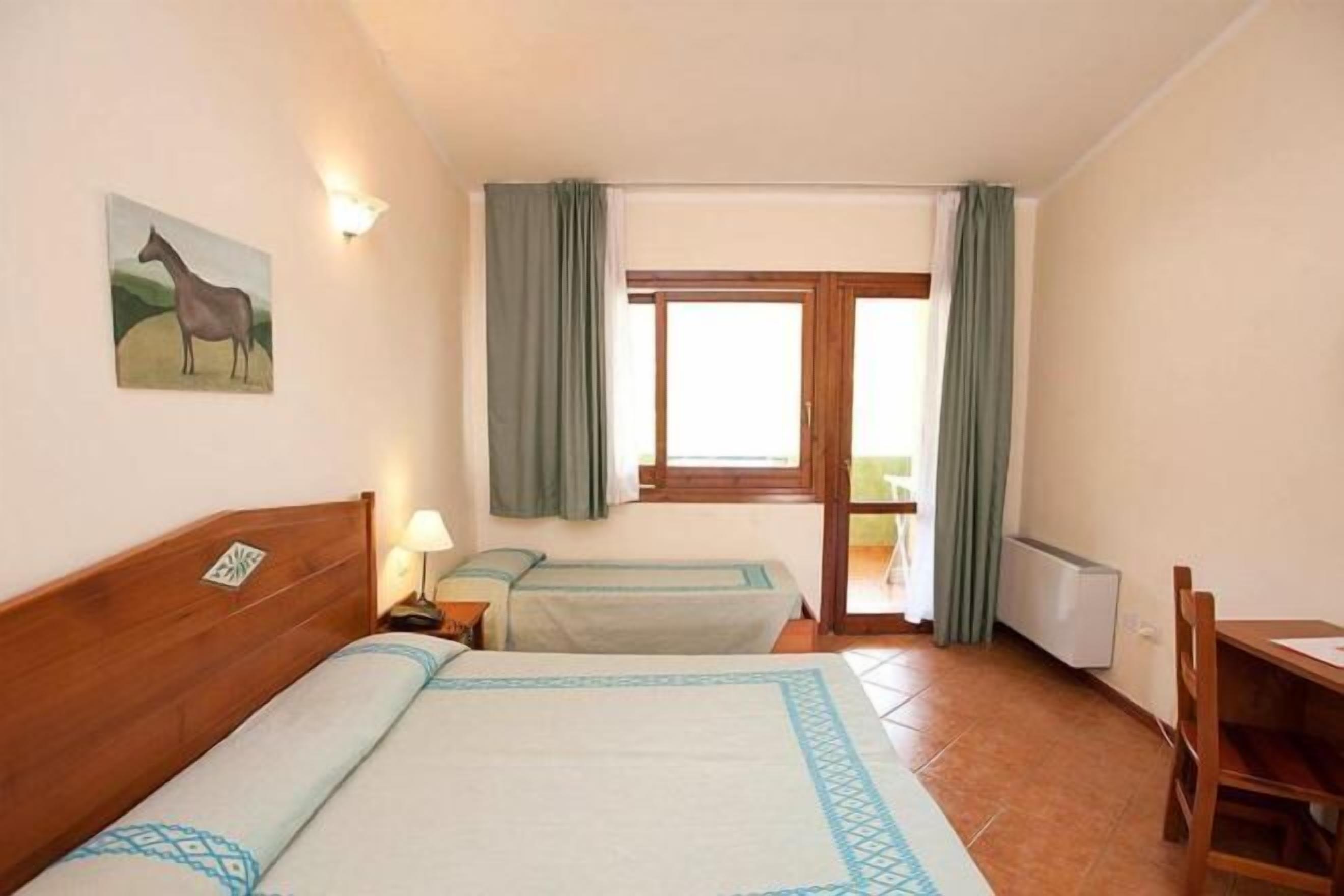 Minibar, caja de seguridad en la habitación y escritorio 