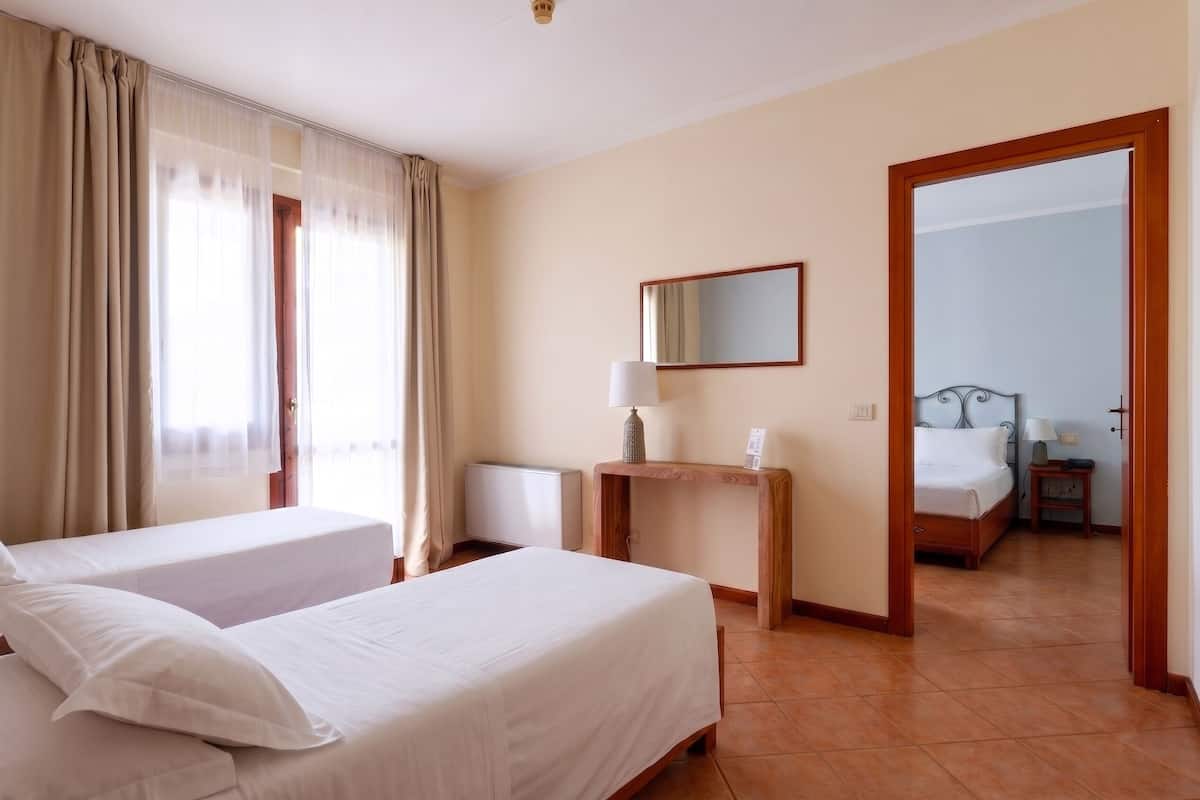 Superior Quadruple Room | Minibar, in-room safe, desk, soundproofing