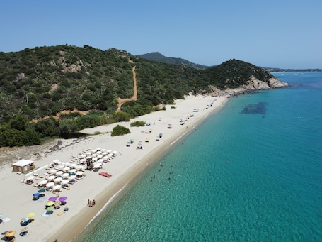 Spiaggia privata nelle vicinanze, navetta per la spiaggia, ombrelloni. iH Hotels Villasimius Le Zagare Resort