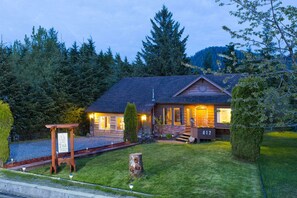 住宿正面 (夜晚)