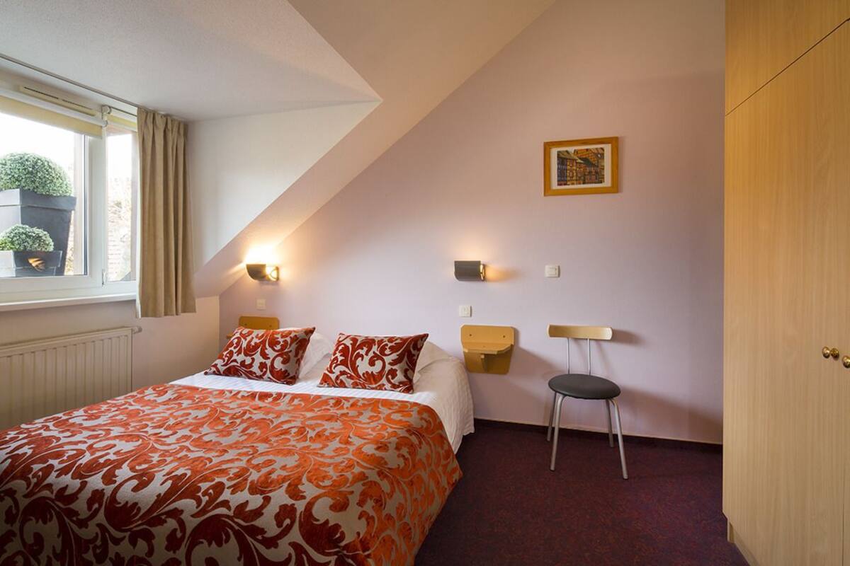 Desk, cribs (free), rollaway beds (surcharge), WiFi (free)