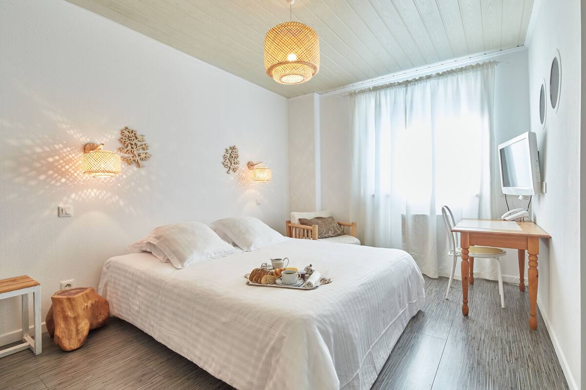Desk, cribs (free), rollaway beds (surcharge), WiFi (free)
