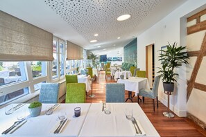 Breakfast, lunch, dinner served; French cuisine 