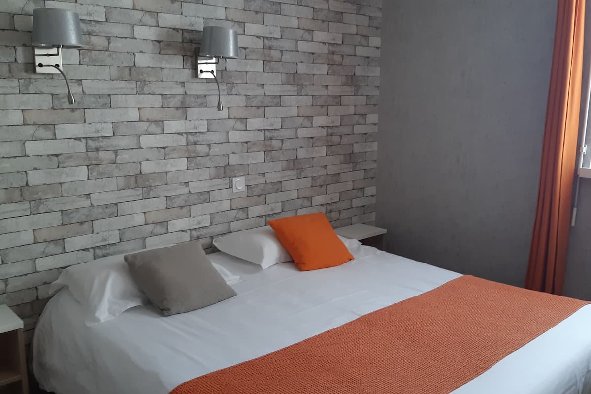 desk, blackout curtains, free wifi