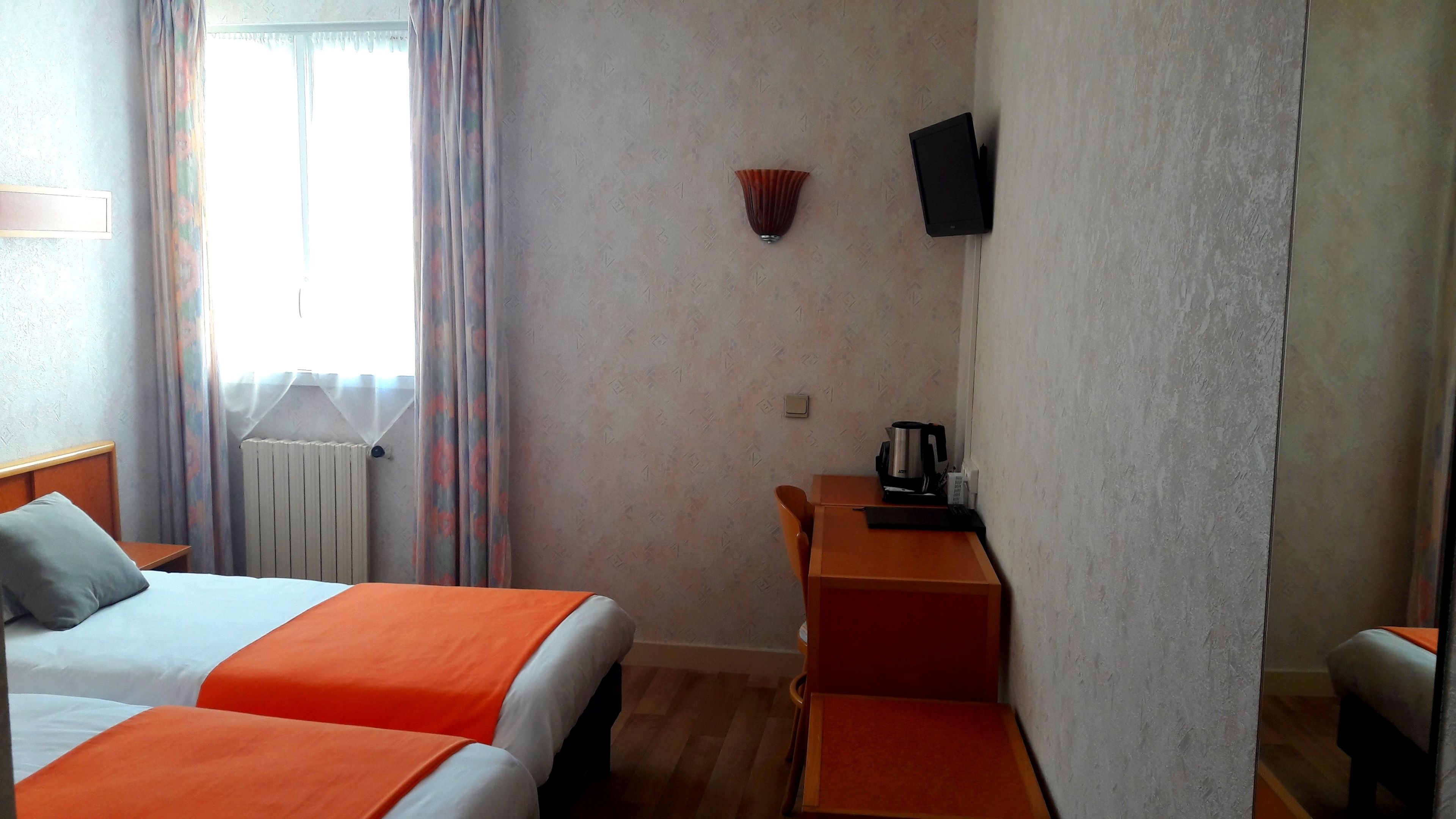 twin room | desk, blackout curtains, free wifi