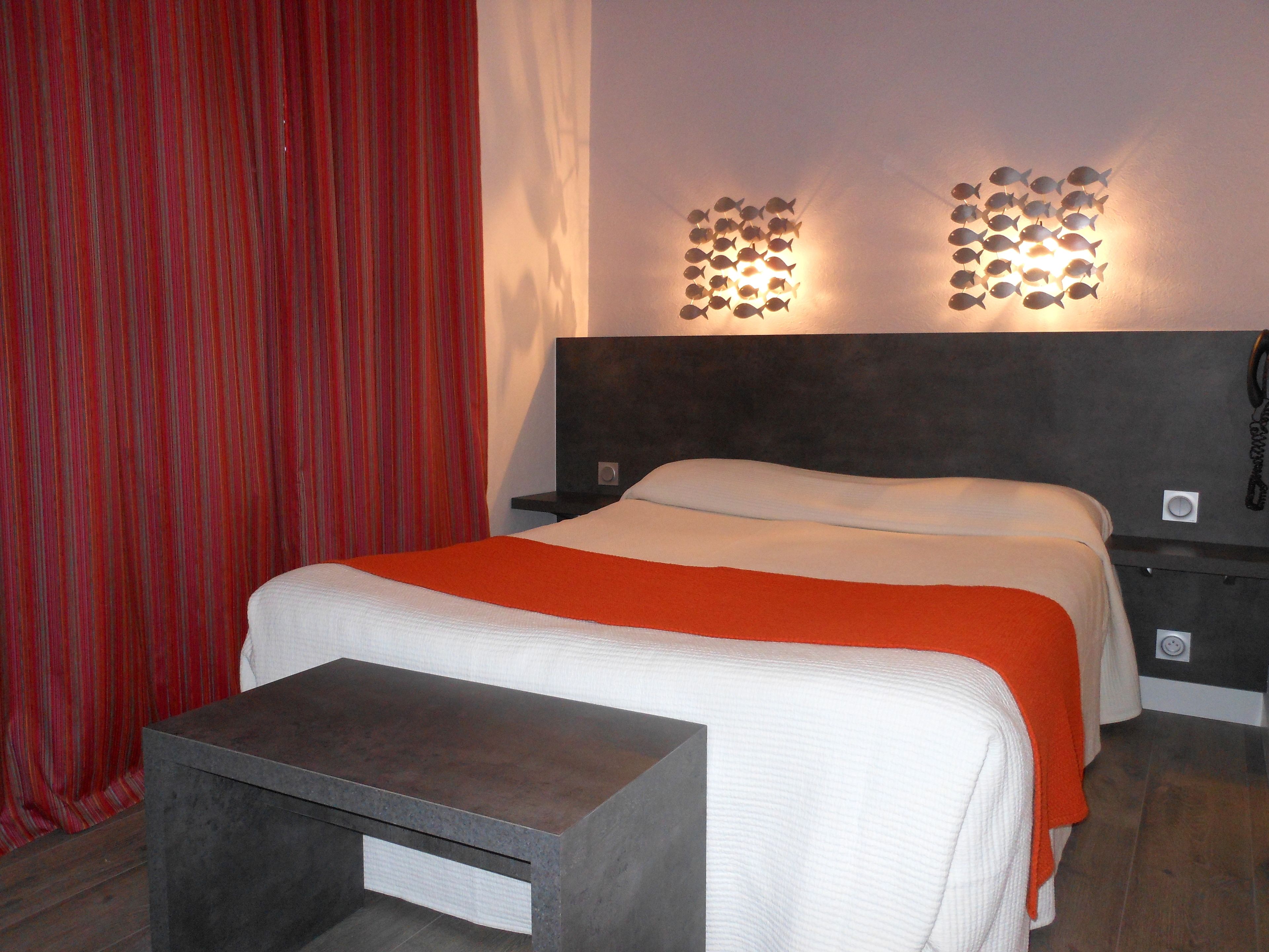 twin room | desk, blackout curtains, free wifi