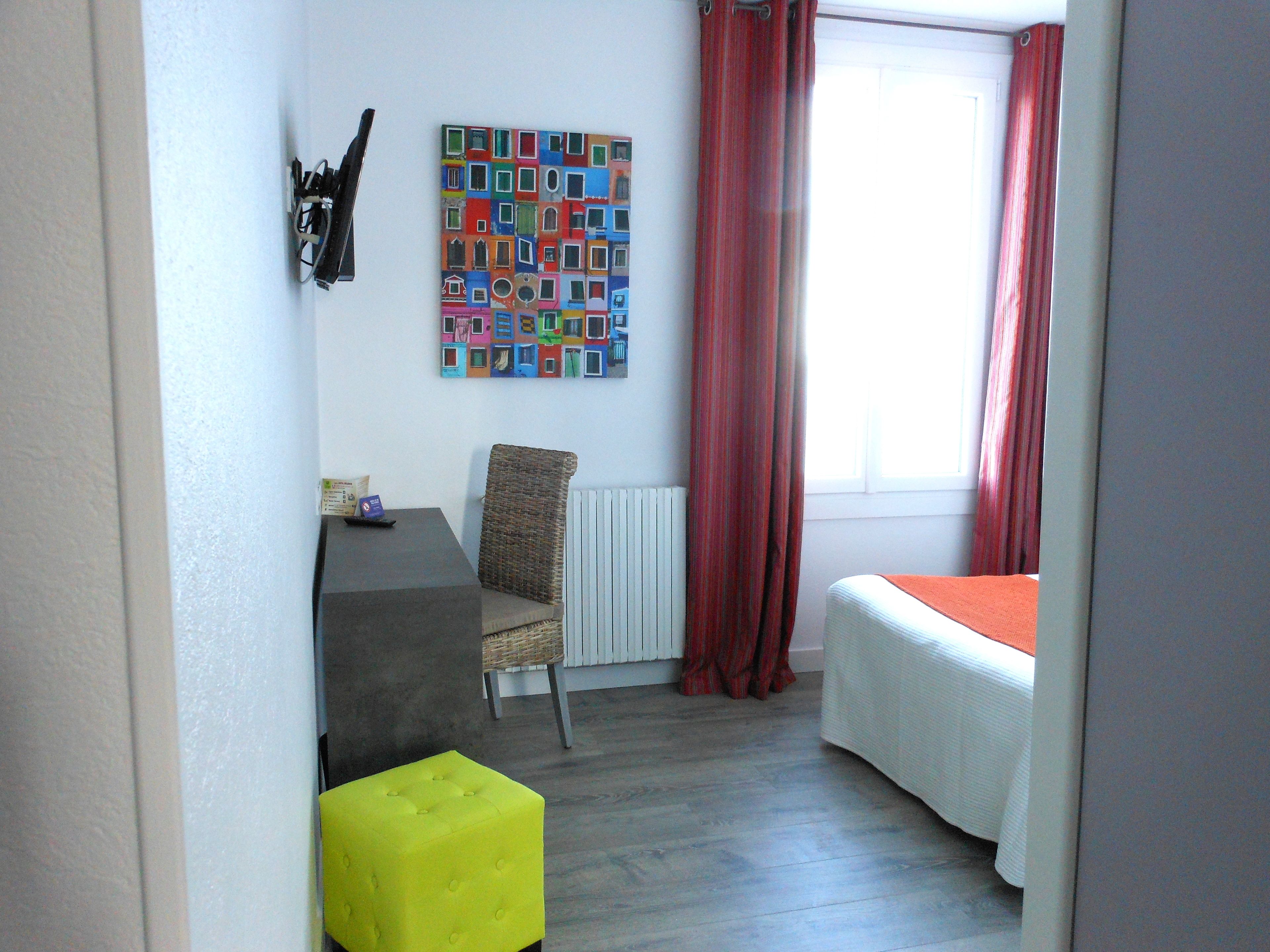 twin room | desk, blackout curtains, free wifi