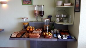 Kontinental frukost varje dag (EUR 10 per person)